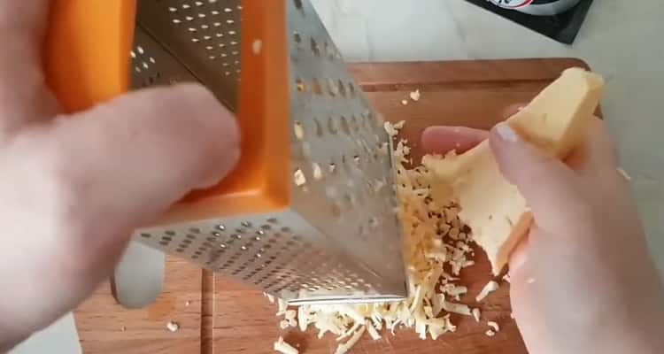 Râpez le fromage pour faire une pizza sans pâte