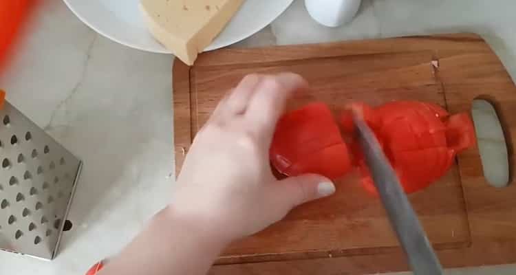 Da biste napravili pizzu bez tijesta, nasjeckajte rajčicu