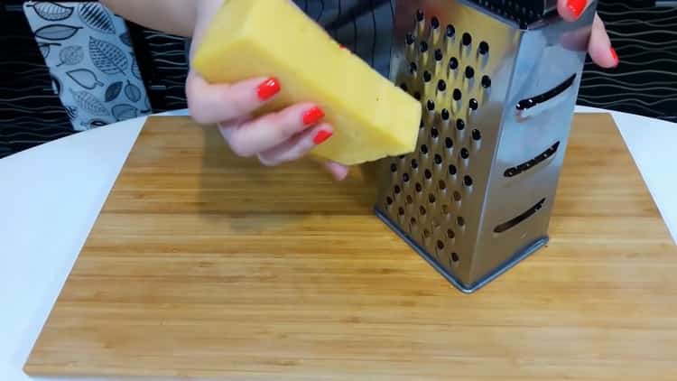 Pour faire une pizza à la maison, râpez du fromage