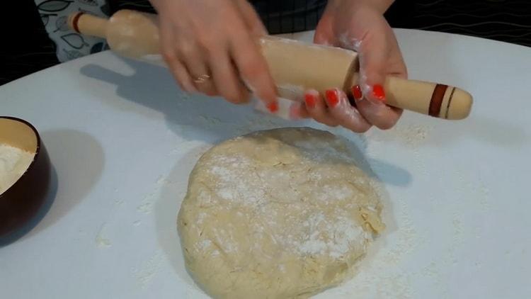 Pour faire une pizza à la maison, déroulez la pâte