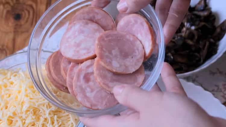 Para cocinar pizza en el horno, corta la salchicha