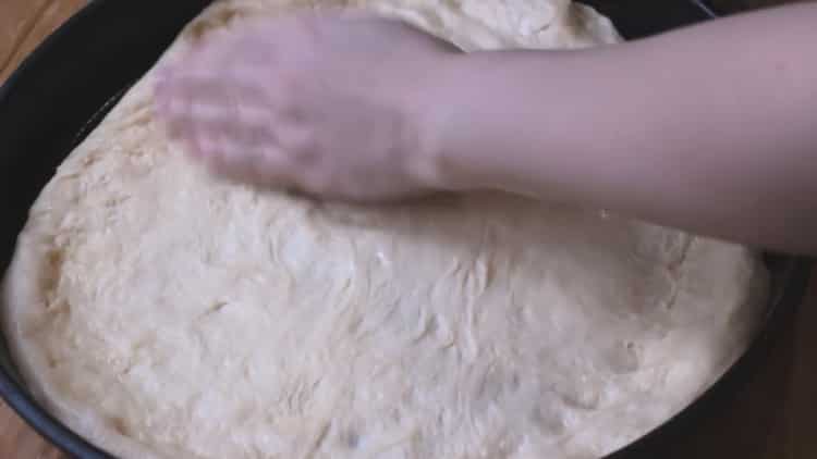 Para hacer pizza en el horno, pon la masa en el molde