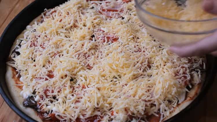 Para hacer pizza en el horno, pon el queso en el relleno