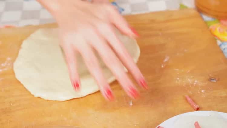 Abaisser la pâte pour faire une pizza au micro-ondes