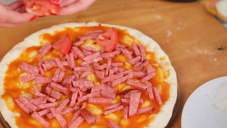 Da biste napravili pizzu u mikrovalnoj, stavite umak Eolbasu.