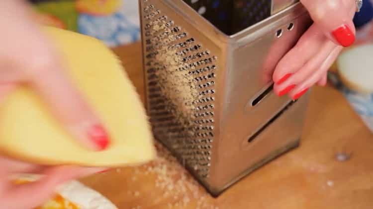 Da biste napravili mikrovalnu pizzu, naribajte sir