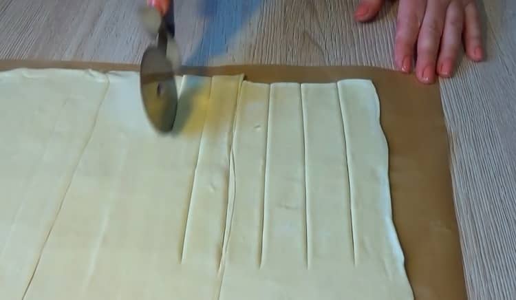 To make puff pastry pizza, cut strips