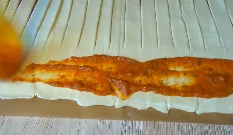 Para preparar pizza de hojaldre, ponga el relleno sobre la masa