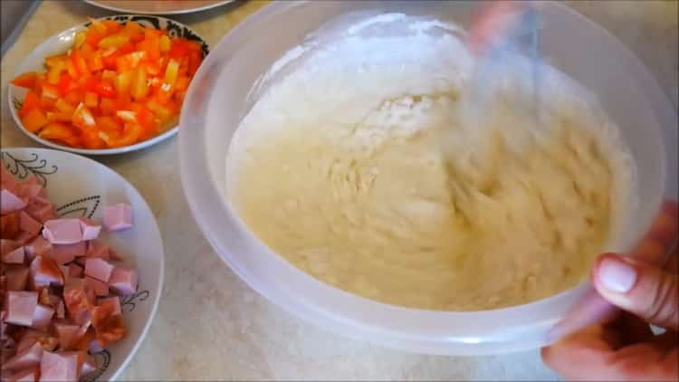 Tamiser la farine dans une pâte.