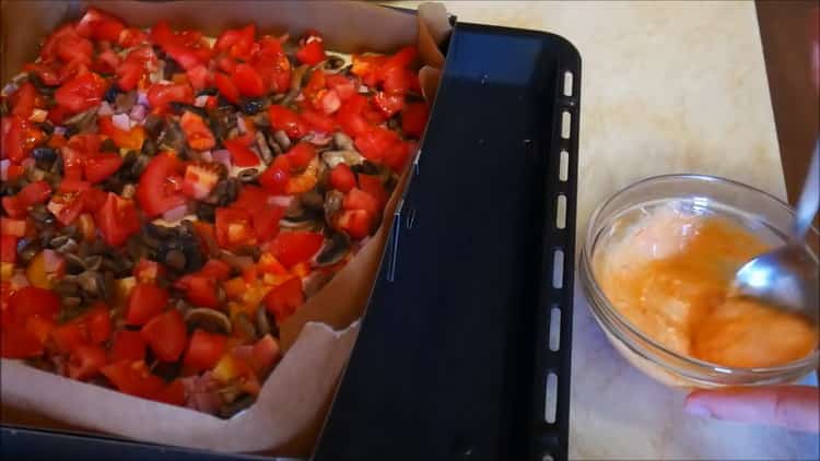 Para hacer pizza sobre la masa, prepare la salsa.