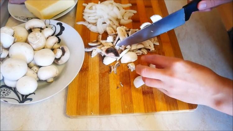 Trancher les champignons pour faire la pâte.