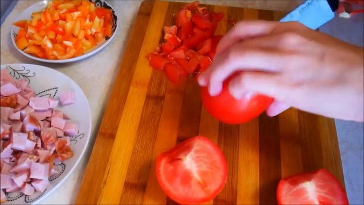 Para hornear pizza, corte los tomates