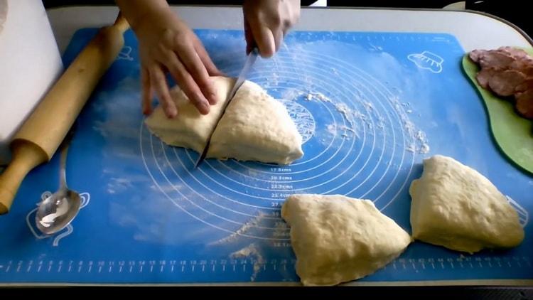 To make pizza on the kefir in the oven, cut the dough