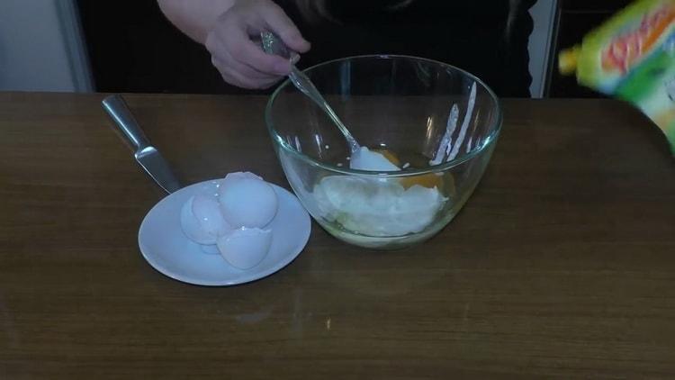 To make pizza in a pan add sour cream