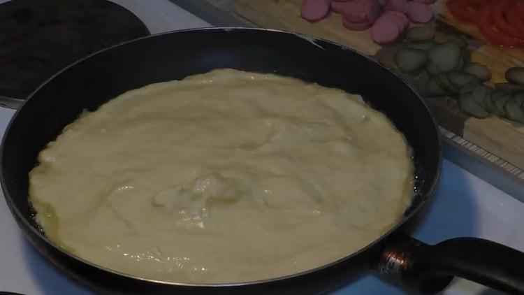 Mettez la pâte dans une casserole pour faire une pizza