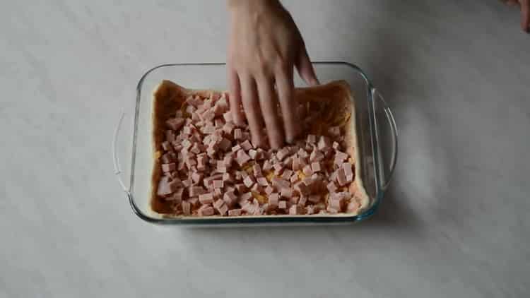 Pour faire des pizzas sur une pâte feuilletée, coupez le saucisson