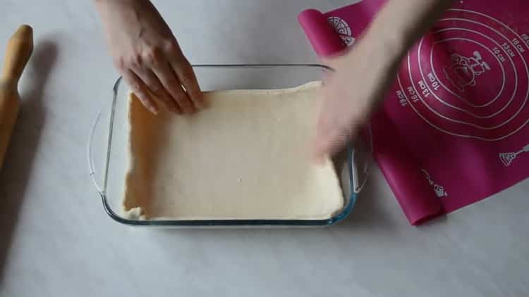 Pour faire une pizza sur une pâte feuilletée, préparez un moule