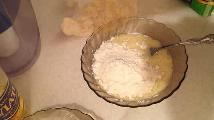 Para hacer pizza con crema agria y mayonesa en una sartén, mezcle los ingredientes