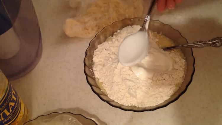 Para hacer pizza en crema agria y mayonesa en una sartén, agregue crema agria