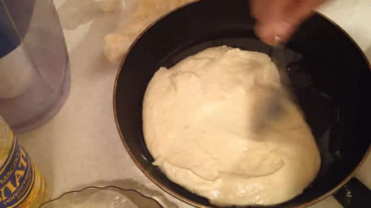 To prepare pizza in sour cream and mayonnaise in a pan, prepare the ingredients