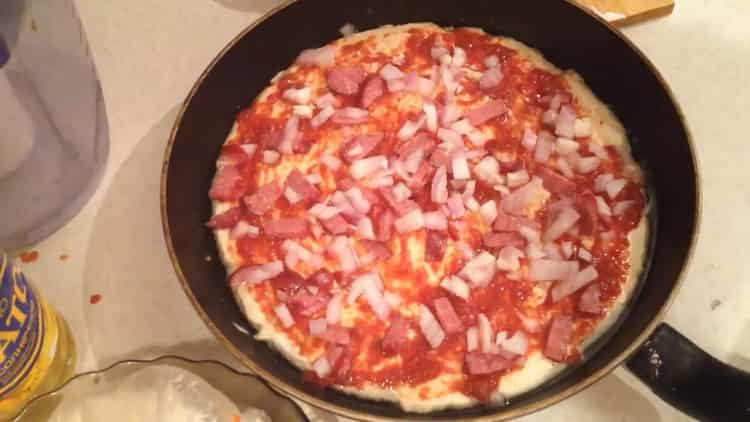 Da biste napravili pizzu, narežite kobasicu
