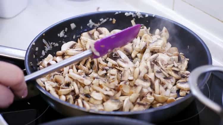 Pour faire une pizza, hachez les champignons