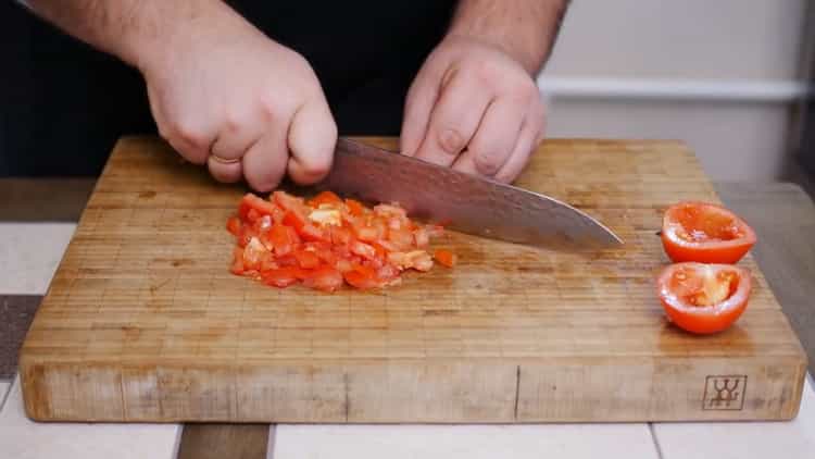 Pour faire une pizza, hachez les tomates