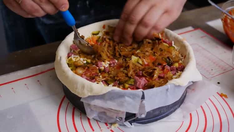 Pour faire une pizza, mélanger la garniture