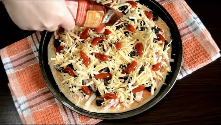 Para hacer pizza con tocino, ponga el relleno sobre la masa