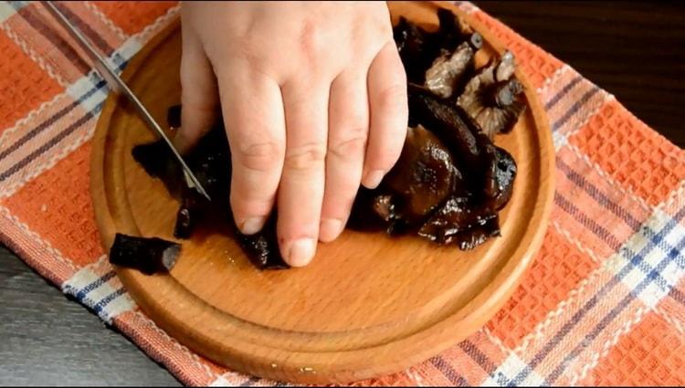 Pour faire une pizza au bacon, hachez les champignons