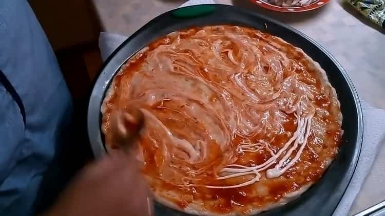 Upang makagawa ng pizza na may mga kabute at keso, gumawa ng mayonesa