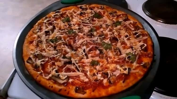 pizza met champignons en kaas is klaar