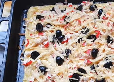 Pizza aux bâtonnets de crabe: une recette étape par étape avec des photos