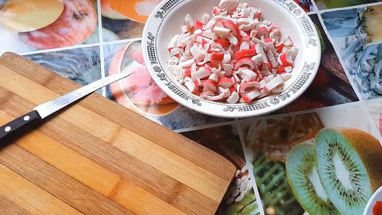 Para preparar pizza con palitos de cangrejo, prepare los ingredientes.