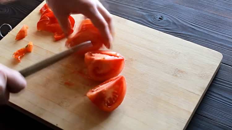 Para hacer pizza con pollo, picar el tomate