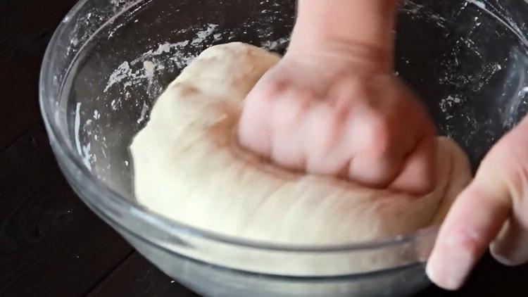 Knead the dough to make pizza with chicken