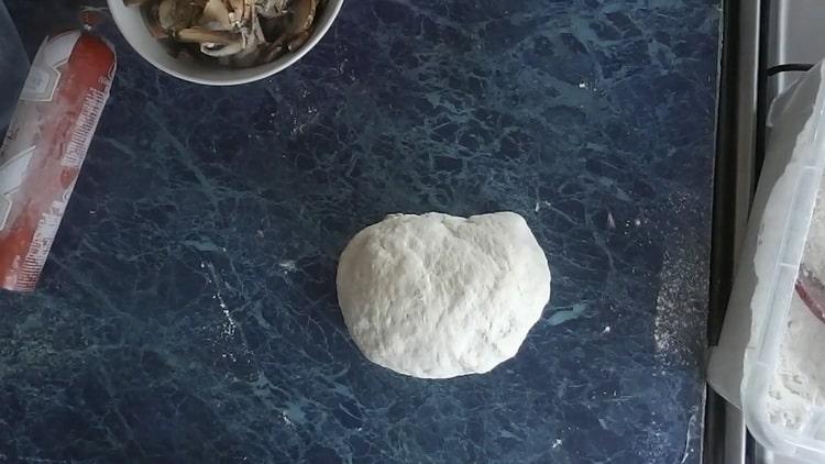 Knead the dough to make pickled pizza