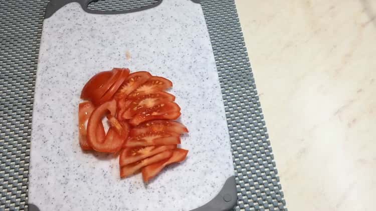 Pour faire une pizza César, hachez les tomates