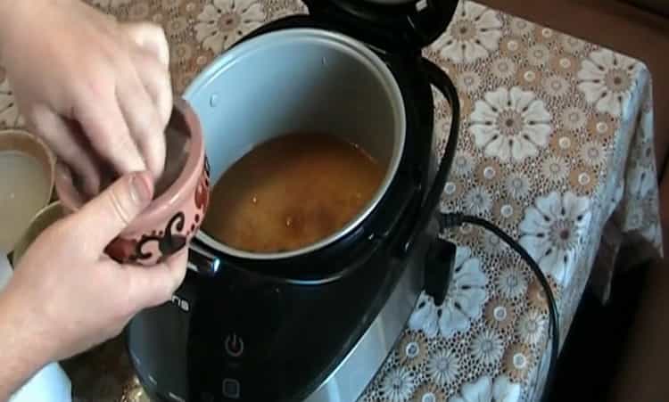 Upang magluto ng pilaf sa isang Polaris ng multicooker, magdagdag ng tubig