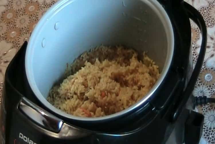 Para cocinar pilaf en una olla de cocción lenta Polaris, deje que el pilaf infunda