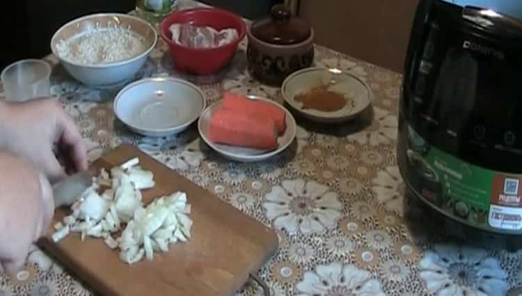 Upang magluto ng pilaf sa isang multicooker Polaris, ihanda ang mga sangkap