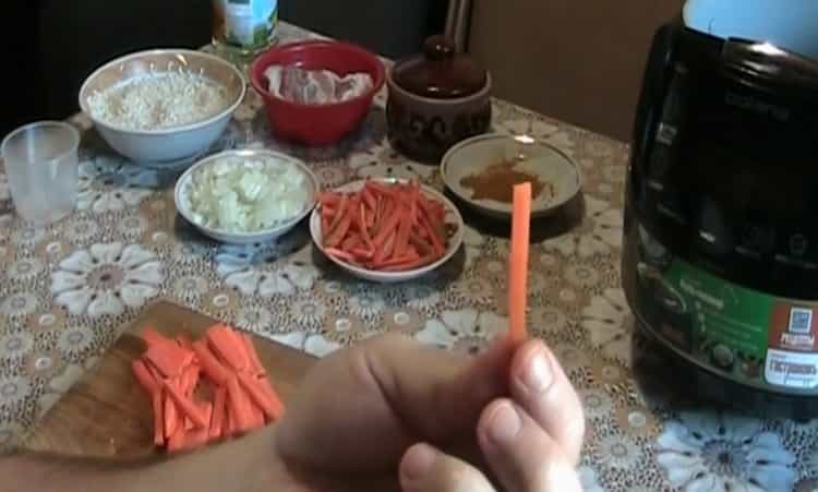 Pour cuire le pilaf dans un multicuiseur Polaris, couper les carottes