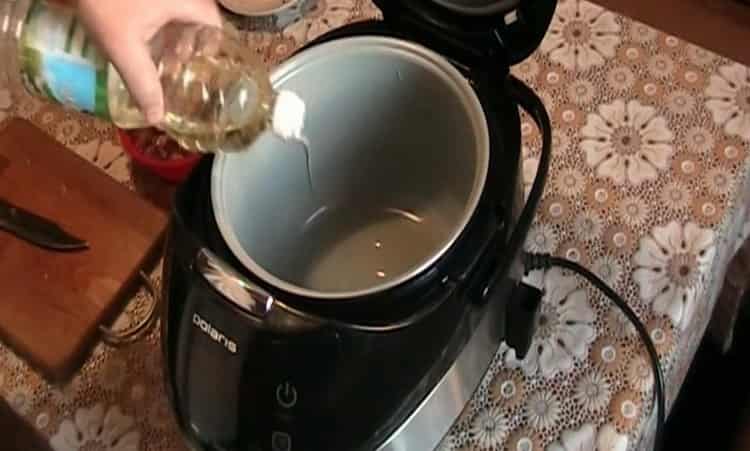 To prepare pilaf in a Polaris slow cooker, prepare the oil