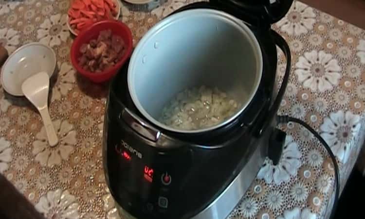 To cook pilaf in a multicooker Polaris, fry the onion
