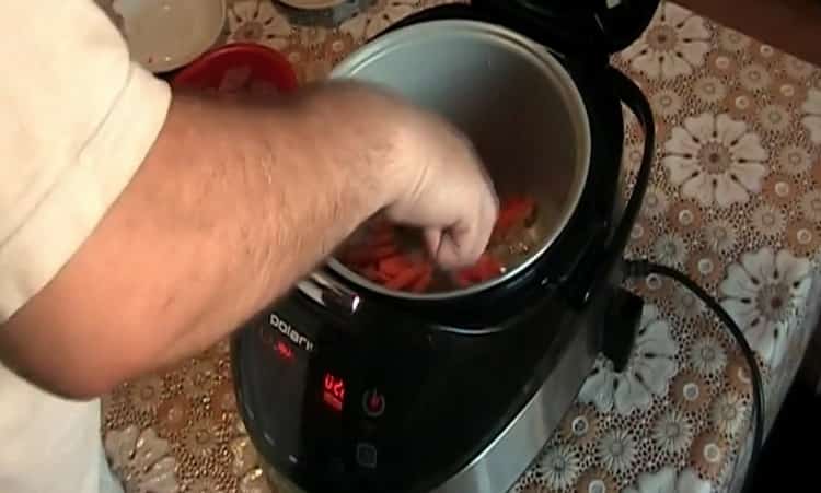 Da biste pilaf skuhali u višesatnom polarisu, pržite mrkvu