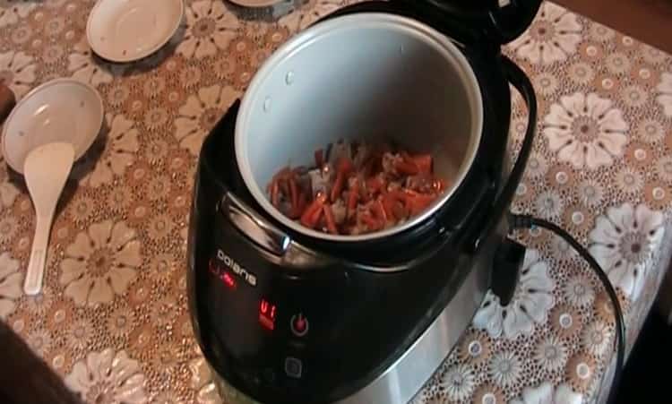 Para cocinar pilaf en una olla de cocción lenta Polaris, freír los ingredientes.