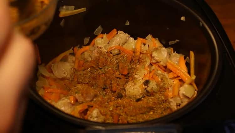 Para cocinar pilaf en una redmond multicocina agregue especias