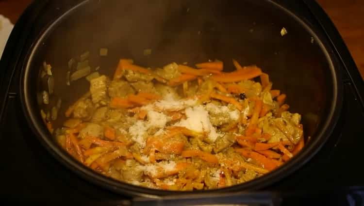 Para cocinar pilaf en una olla de barro rojo, agregue sal