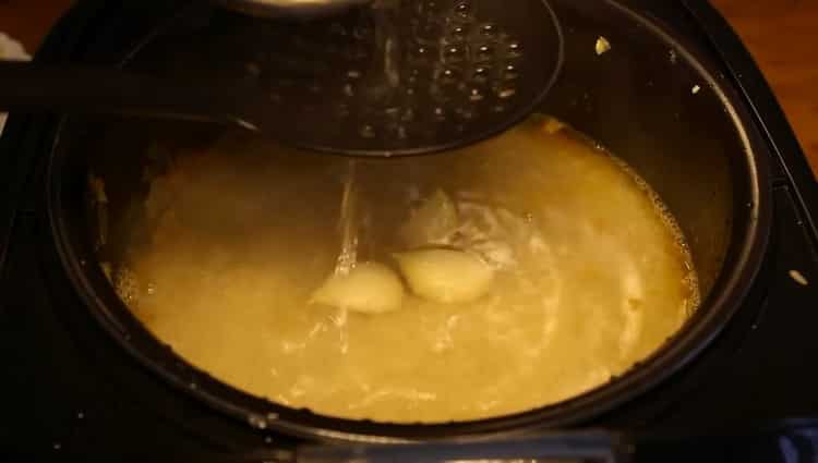 Para cocinar pilaf en una olla de barro rojo, agregue un aode