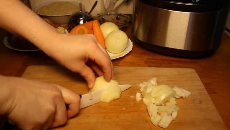 Para cocinar pilaf en una olla de cocción lenta redmond, pique la cebolla